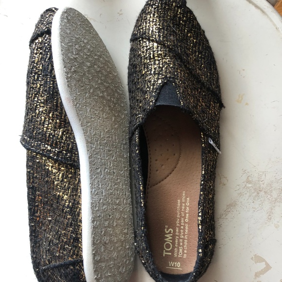 black and gold toms